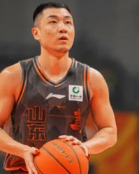 高诗岩全场投篮9中4、三分5中4得到15分4篮板3助攻3抢断