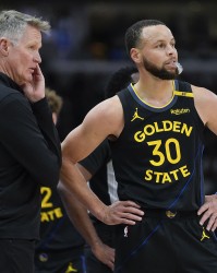 科尔：我们所有人都能感受到库里的担子很重 会努力为他提供帮助