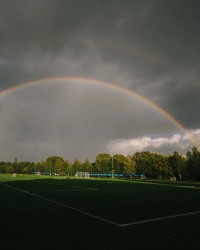 雨后天晴！切尔西官方晒图：科巴姆基地上空出现彩虹
